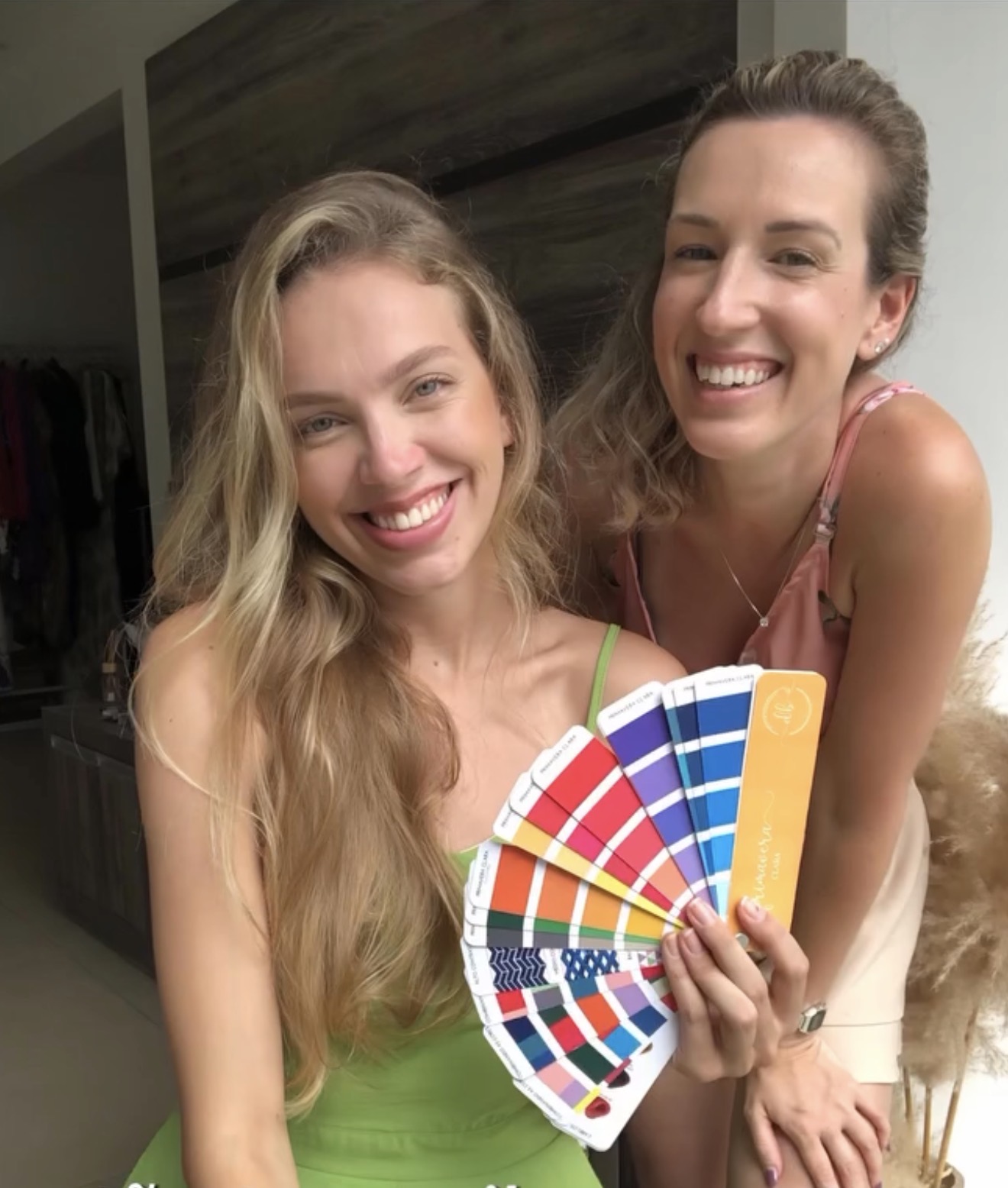 Cliente recebendo cartela de cores